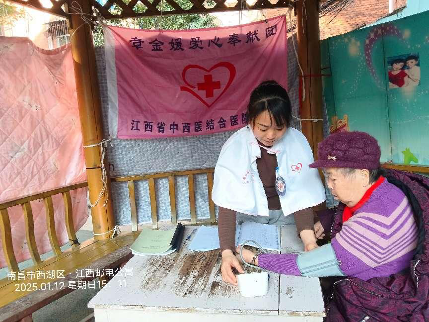 1月12日，江西中西醫(yī)結(jié)合醫(yī)院小組在西湖區(qū)洛陽(yáng)路社區(qū)開展健康義診志愿服務(wù)活動(dòng)。.png